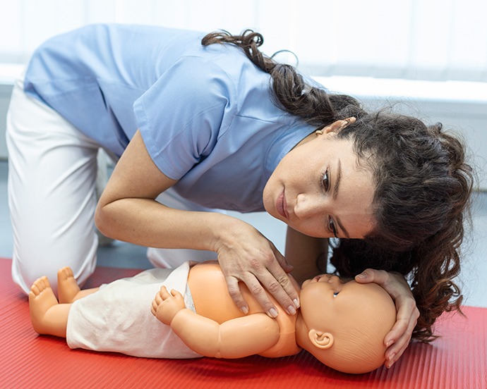 PRIMEROS AUXILIOS EN BEBÉS Y NIÑOS